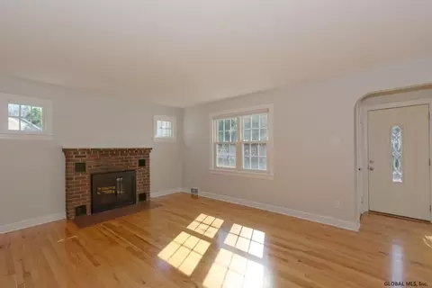 325 Nimitz Rd, Schenectady, NY 12304 photo 4