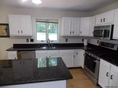 41 Marcel Rd, Halfmoon, NY 12065 photo 3
