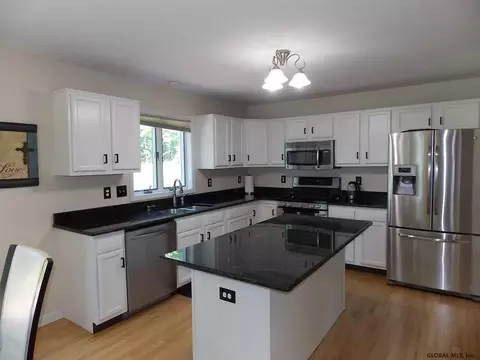 41 Marcel Rd, Halfmoon, NY 12065 photo 2