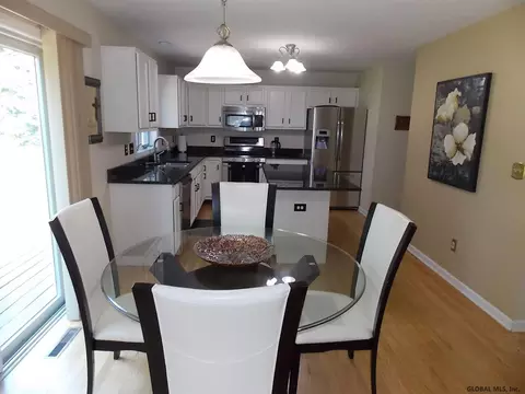 41 Marcel Rd, Halfmoon, NY 12065 photo 4