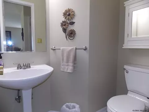 41 Marcel Rd, Halfmoon, NY 12065 photo 9