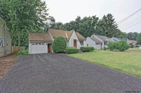 1038 Eugene Dr, Schenectady, NY 12303 photo 4