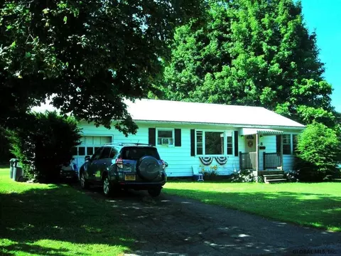8 Danforth St, Hoosick Falls, NY 12090 photo 3