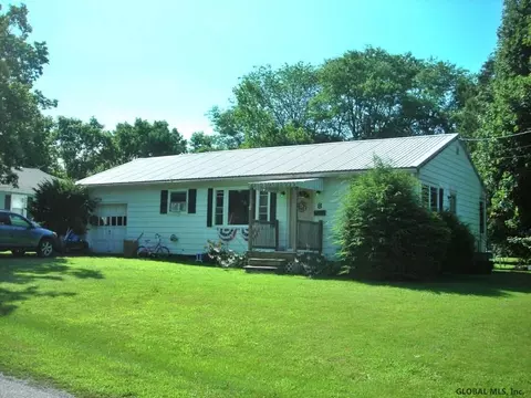 8 Danforth St, Hoosick Falls, NY 12090 photo 2
