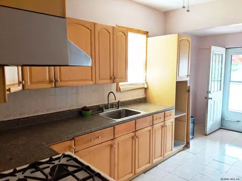 83 Willow Ave, Schenectady, NY 12304 photo 7