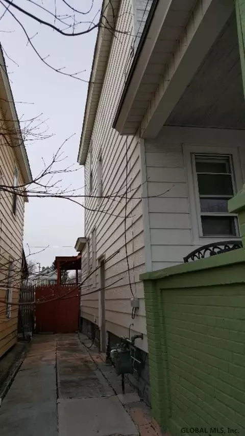 83 Willow Ave, Schenectady, NY 12304 photo 2