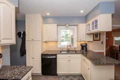 22 Montclair Dr, Schenectady, NY 12302 photo 18