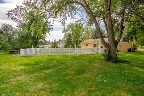 22 Montclair Dr, Schenectady, NY 12302 photo 8