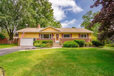 22 Montclair Dr, Schenectady, NY 12302 photo 2