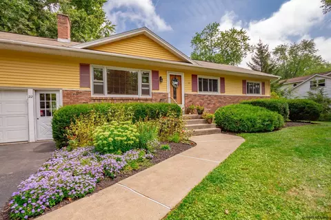 22 Montclair Dr, Schenectady, NY 12302 photo 3