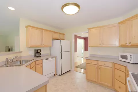 77 Corrit Dr, Delmar, NY 12054 photo 9