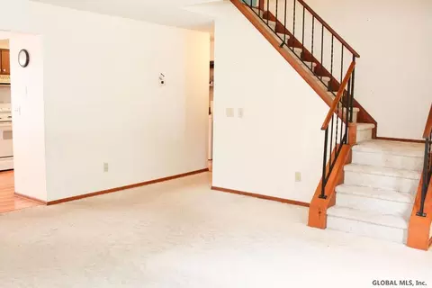 81 Algonquin Rd, Halfmoon, NY 12065 photo 4