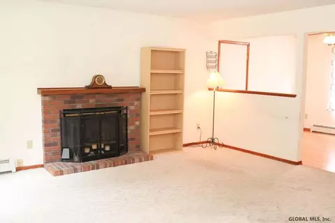 81 Algonquin Rd, Halfmoon, NY 12065 photo 6