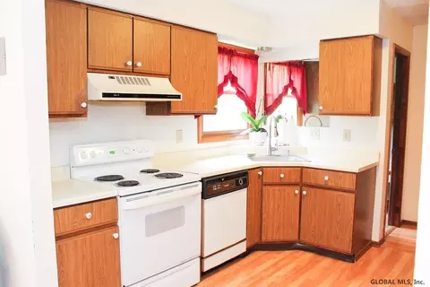 81 Algonquin Rd, Halfmoon, NY 12065 photo 2