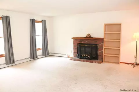 81 Algonquin Rd, Halfmoon, NY 12065 photo 3