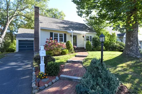 17 Wellington Ave, Delmar, NY 12054 photo 2