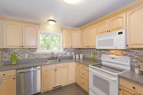 3 Dover Dr, Delmar, NY 12054 photo 17