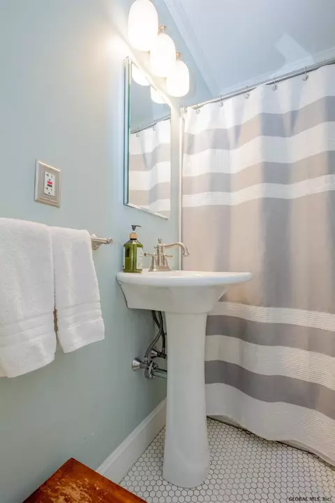 814 Hampton Ave, Schenectady, NY 12309 photo 13