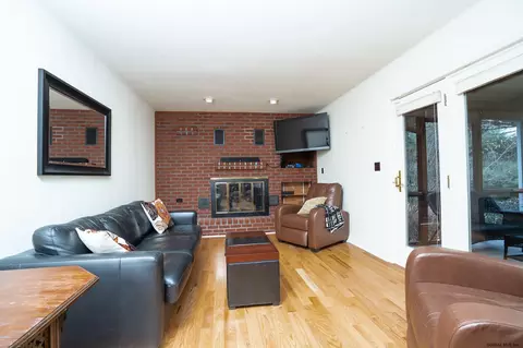 14 Carolanne Dr, Delmar, NY 12054 photo 4