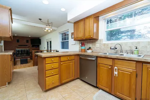 14 Carolanne Dr, Delmar, NY 12054 photo 2