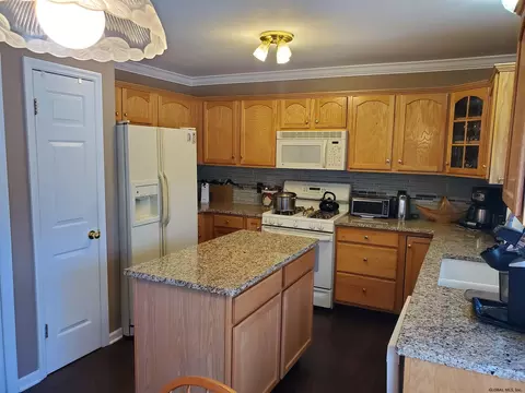 1118 Dianne Ct, Schenectady, NY 12303 photo 13