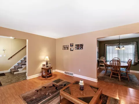 304 Dawn Dr, Schenectady, NY 12306 photo 5