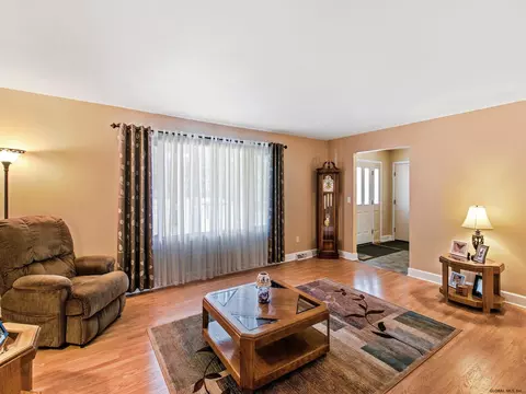 304 Dawn Dr, Schenectady, NY 12306 photo 4