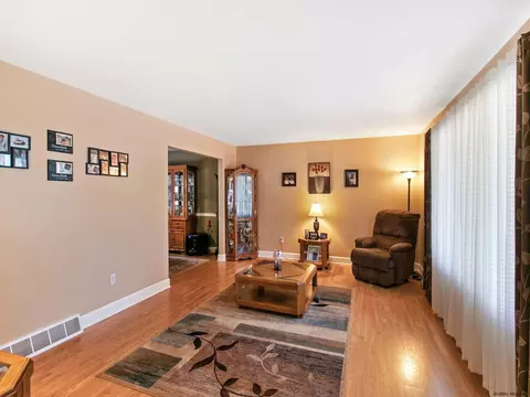 304 Dawn Dr, Schenectady, NY 12306 photo 3