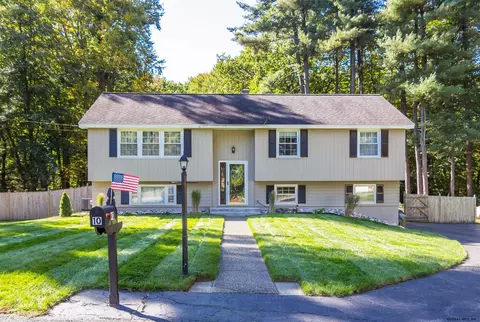 10 Pineview Ln, Clifton Park, NY 12065 photo 2