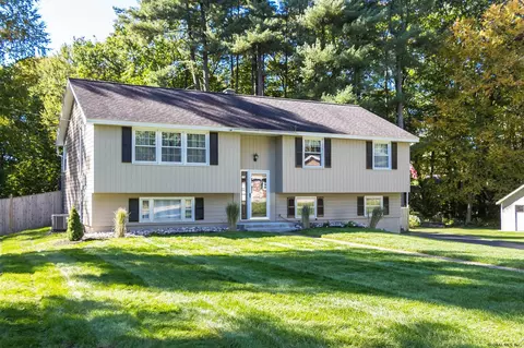 10 Pineview Ln, Clifton Park, NY 12065 photo 3