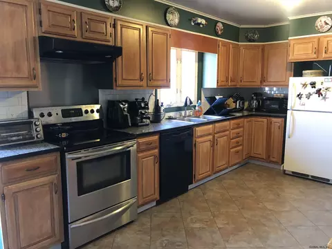 170 Clement Ave, Schenectady, NY 12304 photo 5