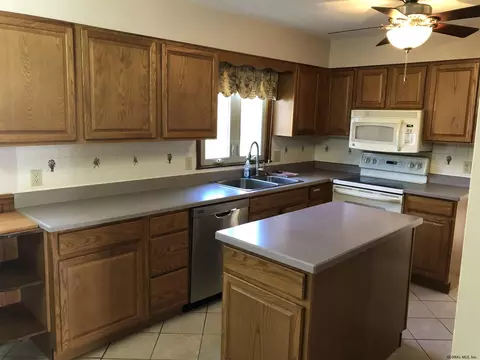 695 Downing St, Schenectady, NY 12309 photo 16