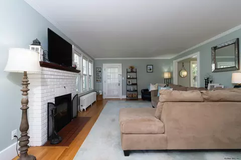 4 Burhans Pl, Delmar, NY 12054 photo 4