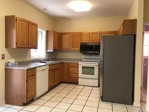 25 Timber Ln, Glenmont, NY 12077 photo 9
