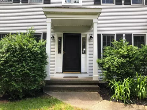 25 Timber Ln, Glenmont, NY 12077 photo 3