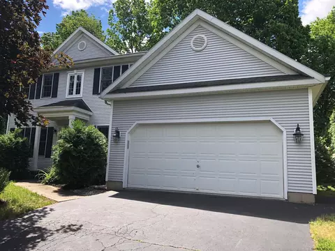25 Timber Ln, Glenmont, NY 12077 photo 2
