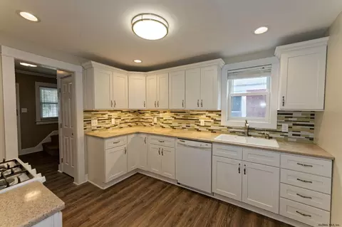 1046 Keyes Ave, Schenectady, NY 12309 photo 2