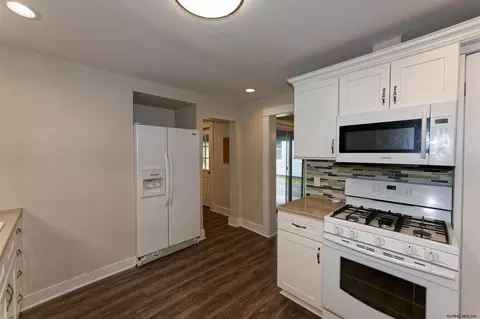 1046 Keyes Ave, Schenectady, NY 12309 photo 4