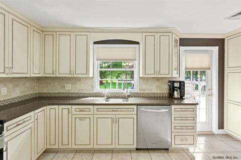 31 Fellows Rd, Halfmoon, NY 12065 photo 3