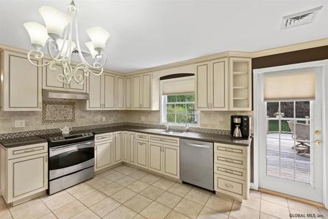 31 Fellows Rd, Halfmoon, NY 12065 photo 2