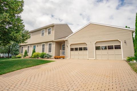 5 Hillock Ct, Schenectady, NY 12302 photo 2