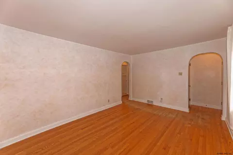 313 Elder St, Schenectady, NY 12304 photo 4