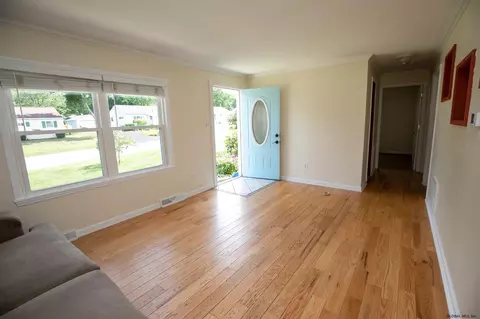 11 Carpenter Dr, Schenectady, NY 12309 photo 4