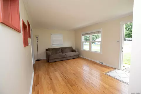 11 Carpenter Dr, Schenectady, NY 12309 photo 5
