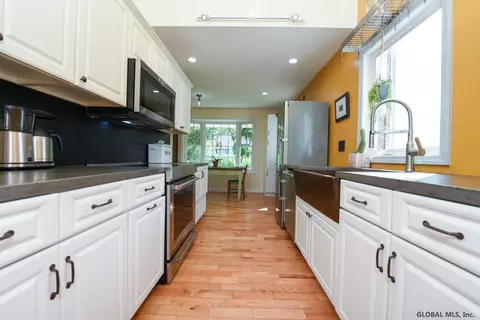 70 Marlboro Rd, Delmar, NY 12054 photo 3