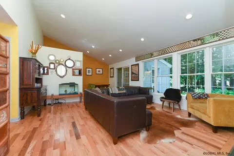 70 Marlboro Rd, Delmar, NY 12054 photo 5