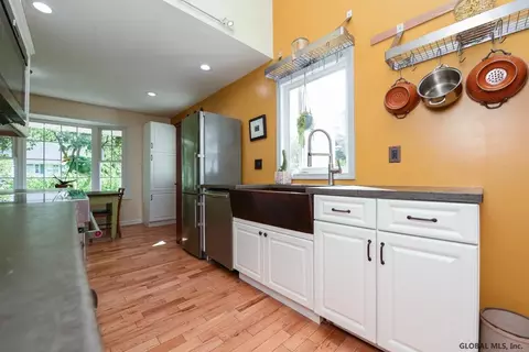 70 Marlboro Rd, Delmar, NY 12054 photo 4