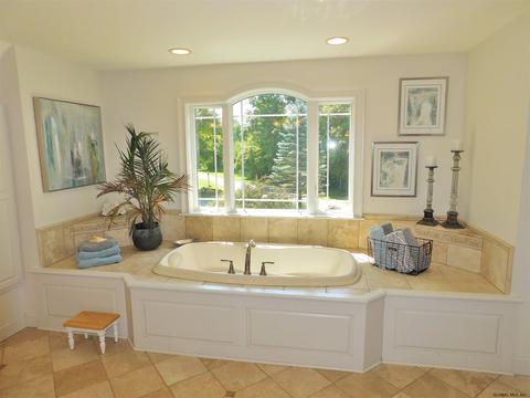 116 Saddlebrook La, Schenectady, NY 12302 photo 18