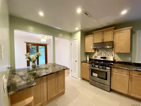 206 Walnut Ln, Slingerlands, NY 12159 photo 4
