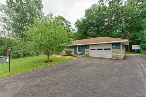 1 Woodcrest Dr # B, Glenville, NY 12302 photo 3